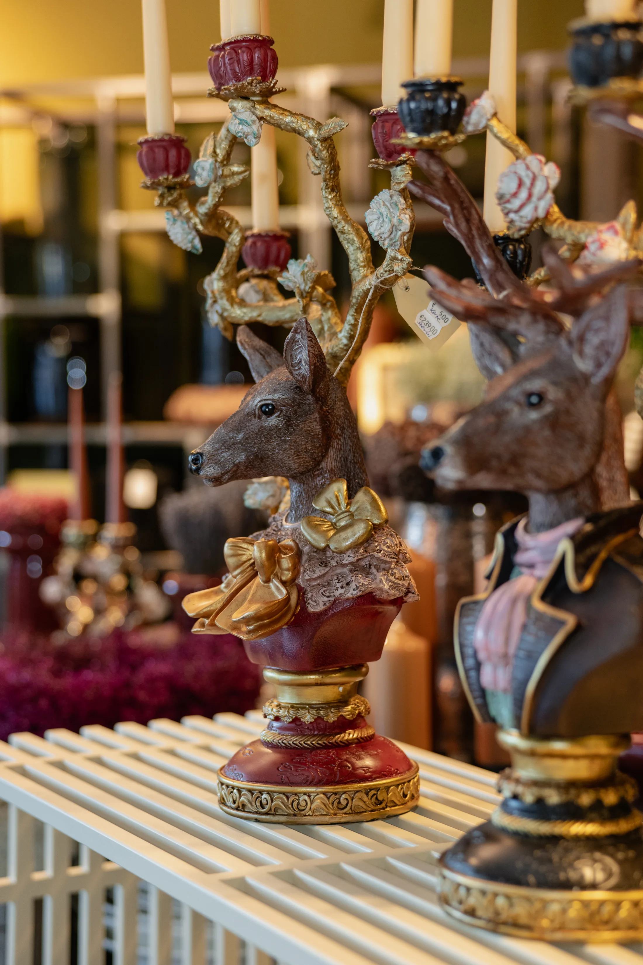 Zwei Kerzenleuchter mit Hirschköpfen in Gold, Beere und Blau