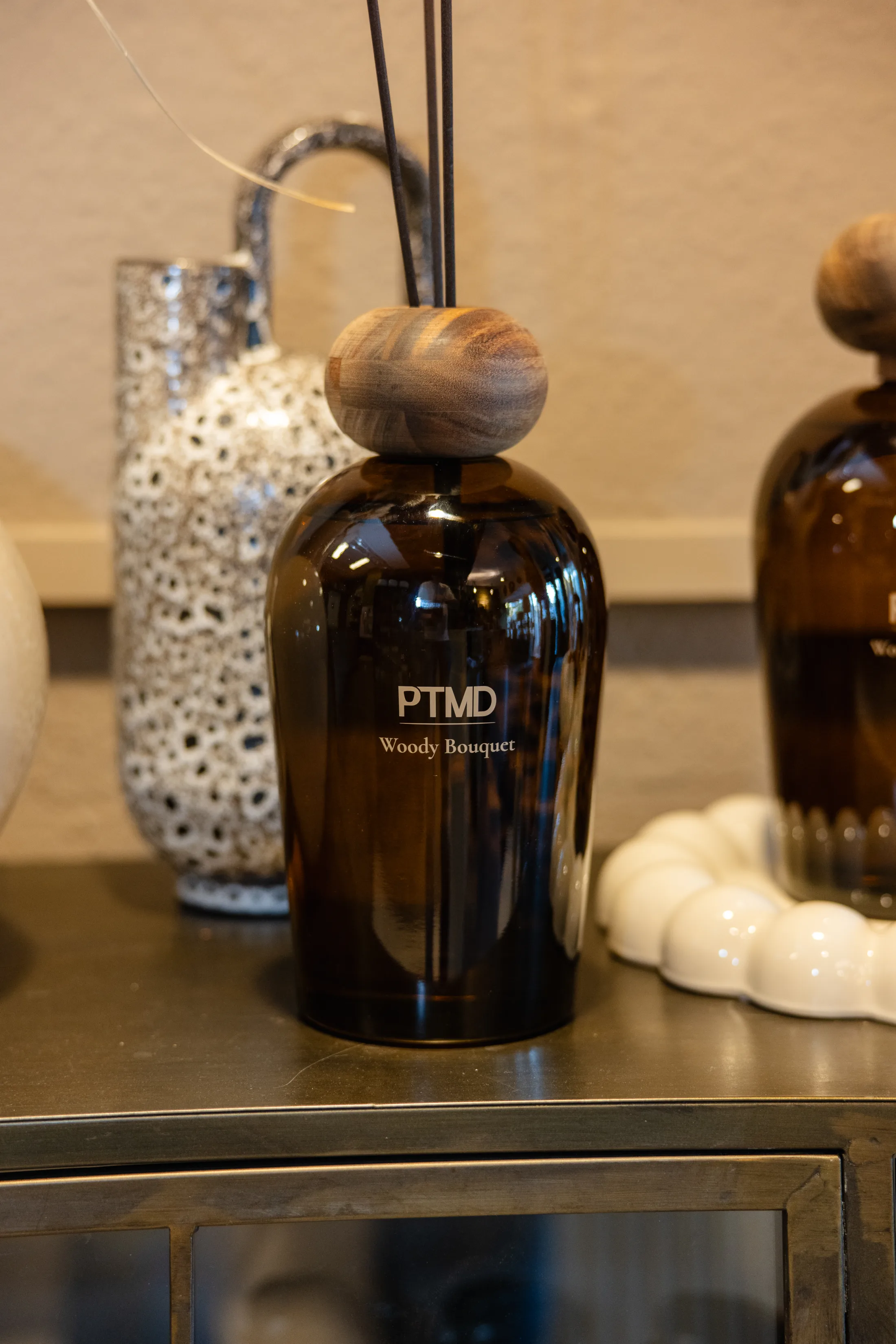 Duftflakon Woody Bouquet von PTMD aus braunem Glas mit Holzdeckel