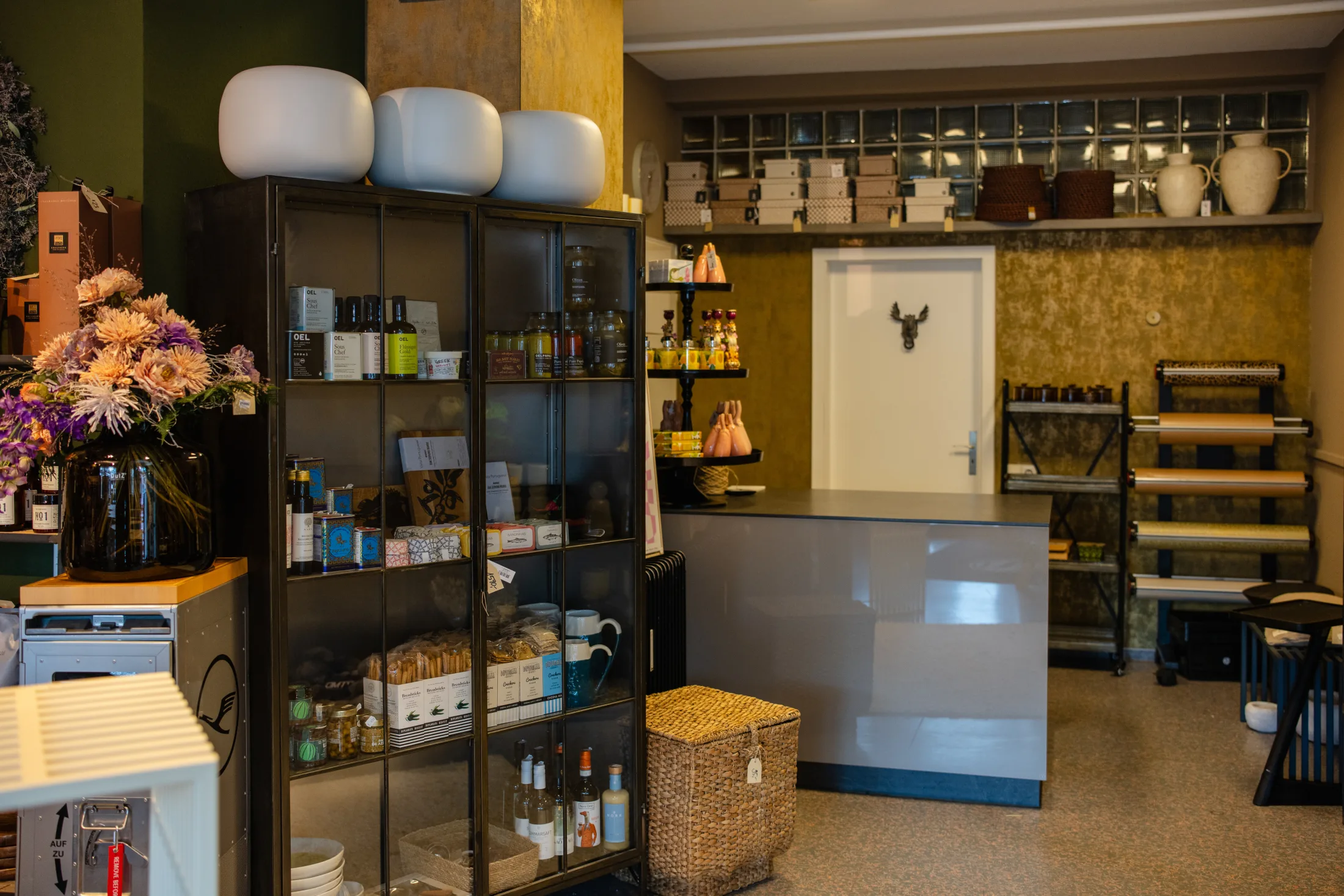 Die Feinkostecke der nummer eins mit Glasschrank, Theke und Regalen