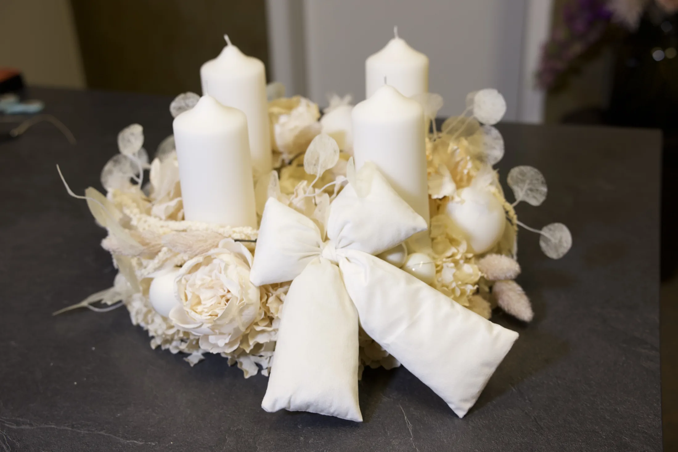 Adventskranz Champagner von nah, Blüten, Silberblatt und Stoffschleife