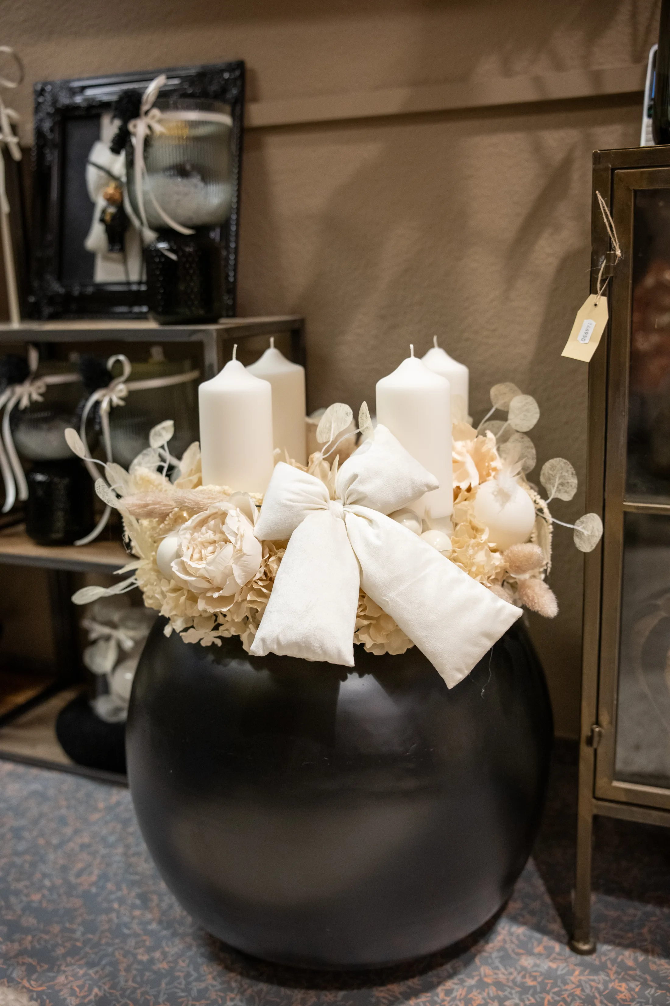 Adventskranz Champagner im Laden, dahinter Regale der Black & White Kollektion
