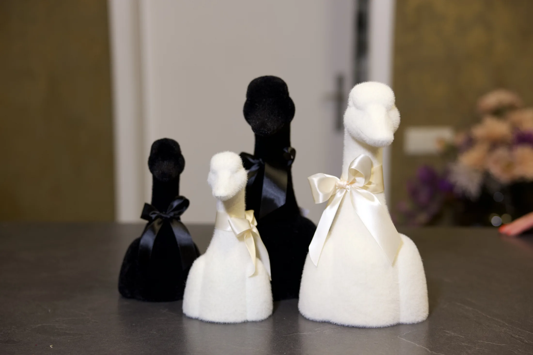 Vier Gänse in Schwarz und Creme in zwei Größen