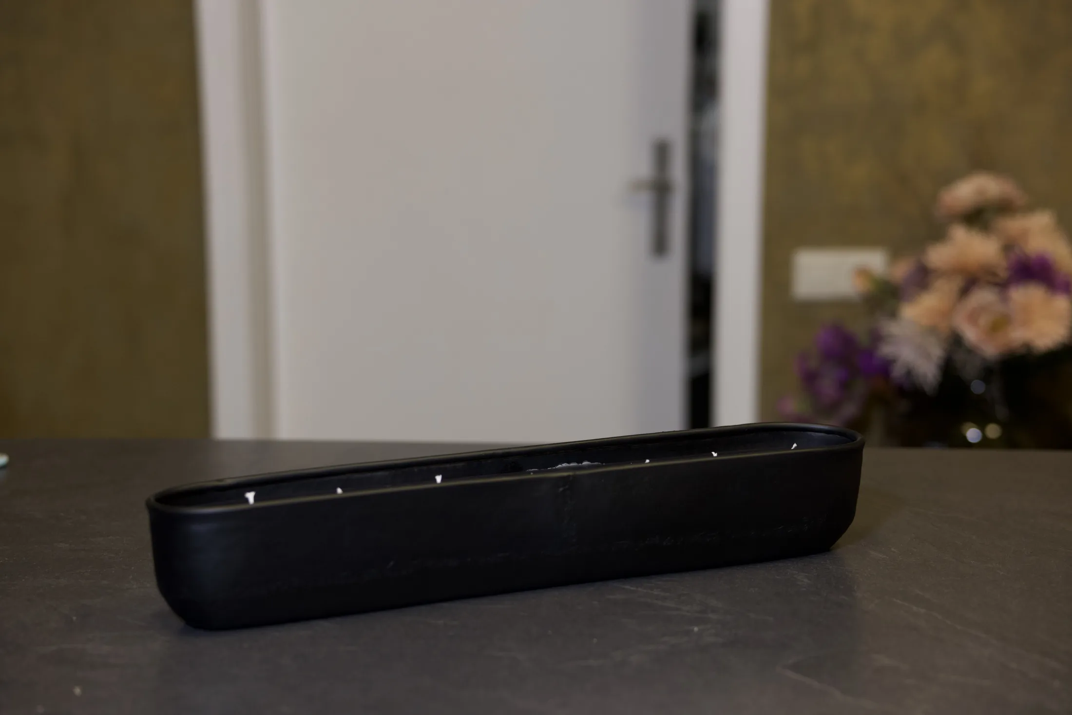 Schwarze Kerzenschale mit sieben Dochten von der Seite