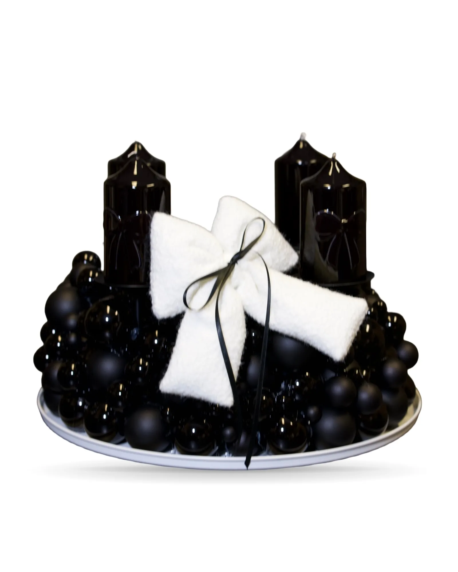 Adventskranz aus schwarzen Kugeln mit vier schwarzen Stumpenkerzen und weißer Plüschschleife, von vorn