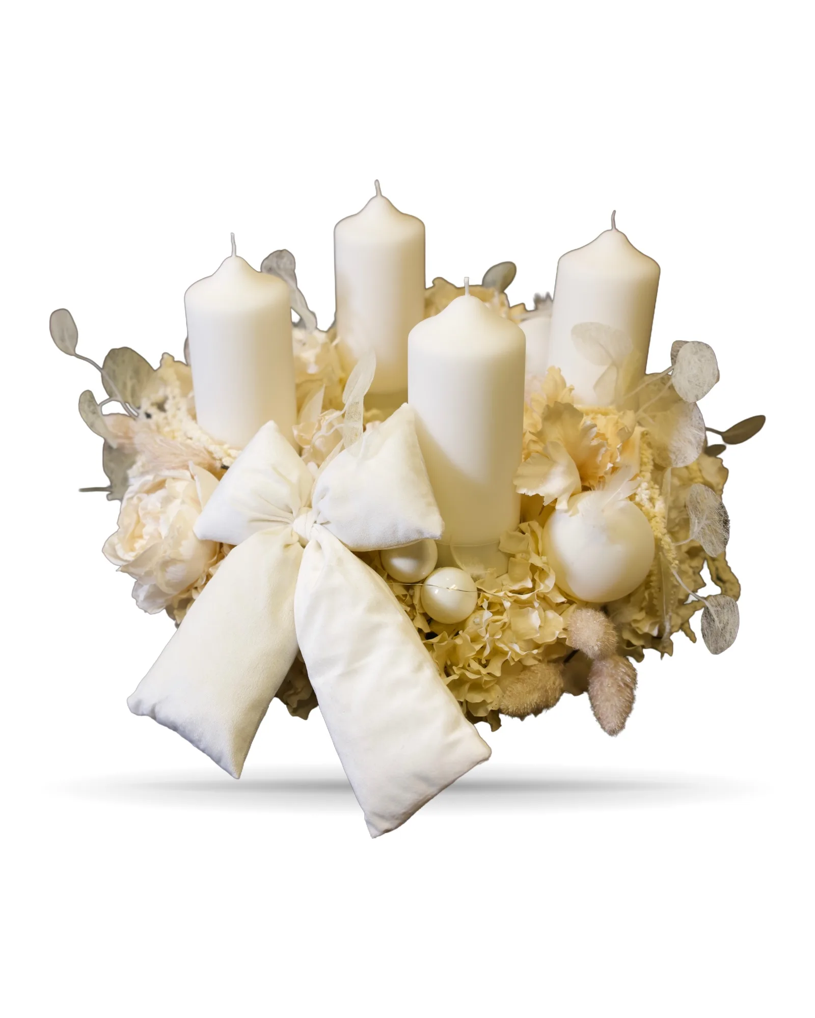 Adventskranz mit Blüten in Champagner und Creme, vier Stumpenkerzen in Creme und Stoffschleife, von vorn